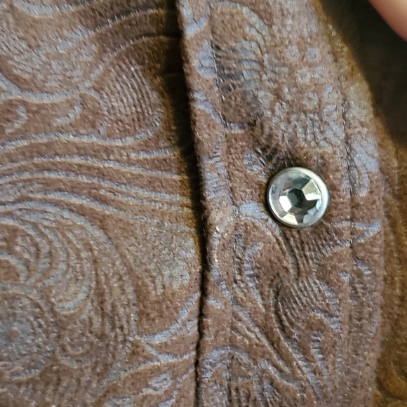 COWGIRL HARDWARE SZ XL. CHOCOLATE BROWN TEXTURE  FLORAL. LONG SLEEVE SNAP CLOSUR - Picture 4 of 9